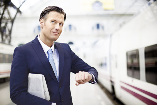 商人在火车站看手表图片下载