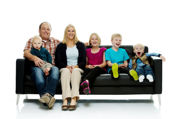 一家六口坐在沙发上图片下载