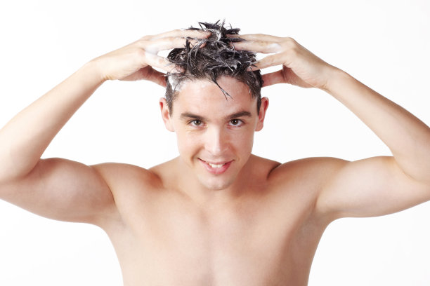 微笑着用香波洗头的男人图片下载