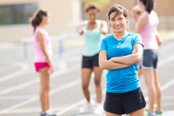 亚洲高中新生在比赛前站在跑道上图片下载