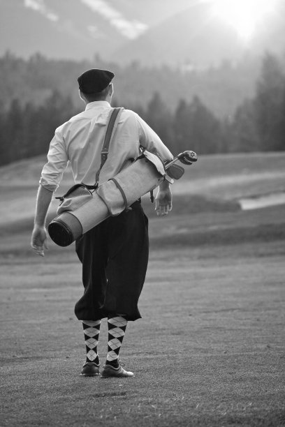 时尚的高加索复古高尔夫球手与加四图片下载