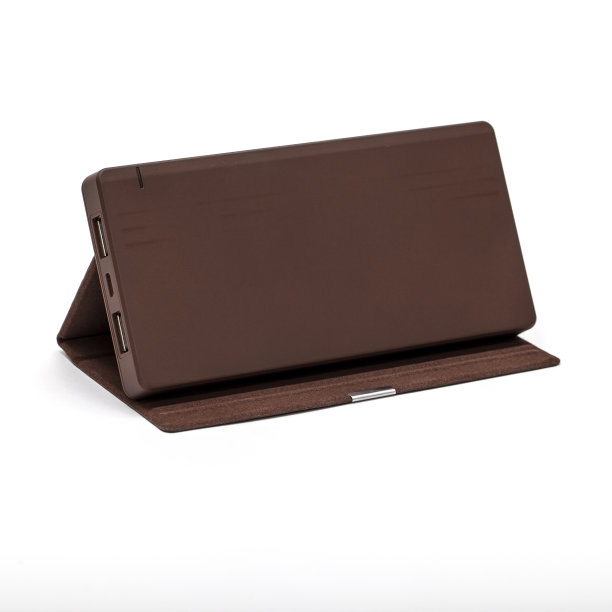 移动电源隔离在白色背景图片下载