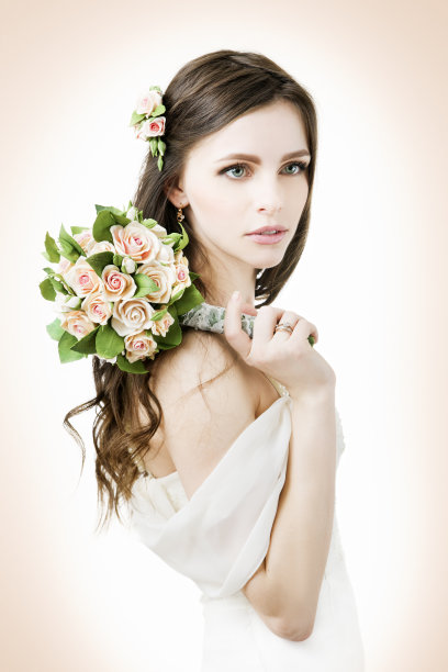 美丽的新娘与婚礼花束图片下载