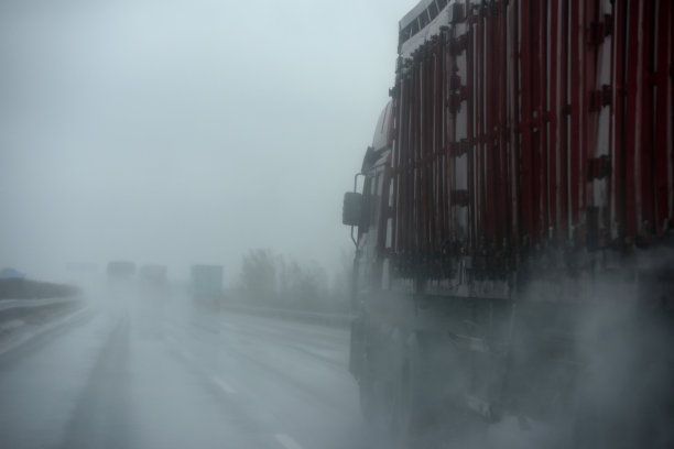 雨中的卡车图片下载