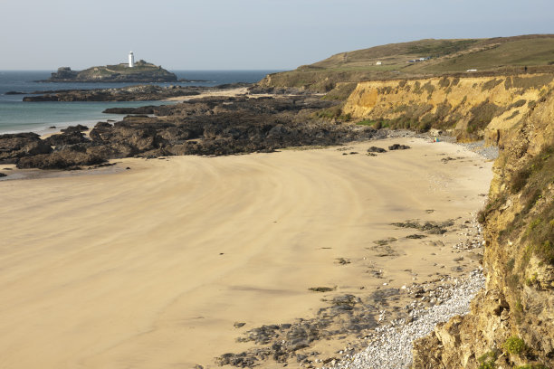 高德雷维灯塔和康沃尔废弃的黑尔海滩的一部分素材图片