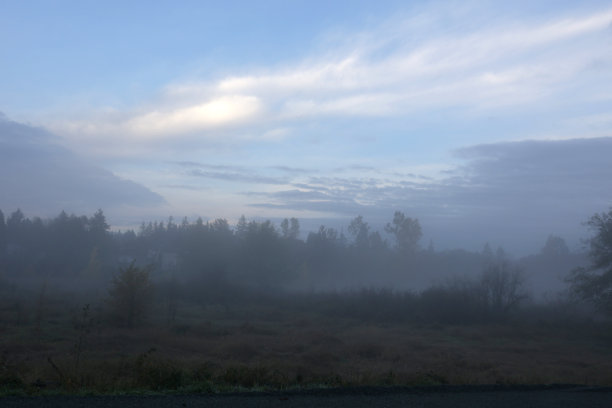 加拿大不列颠哥伦比亚省弗雷泽山谷的晨雾图片下载