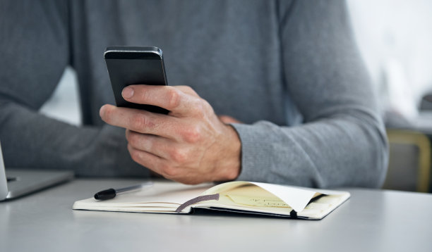 检查他的日程安排图片下载