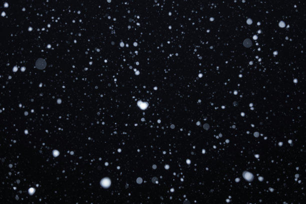 黑色背景上的雪图片下载