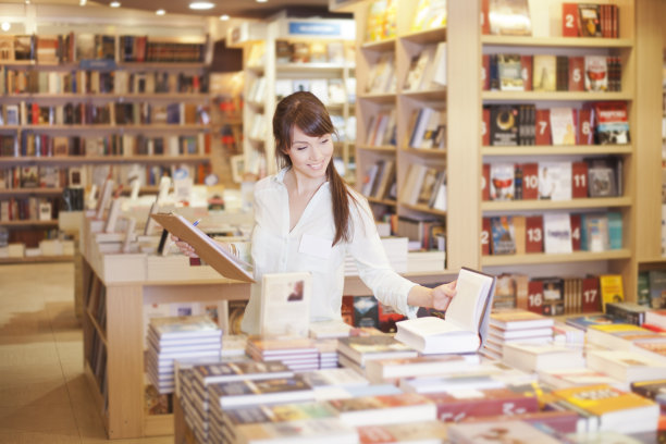 书店工作的女性图片下载