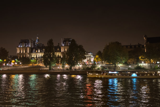 巴黎塞纳河的夜晚，红、白、蓝三色的倒影图片下载