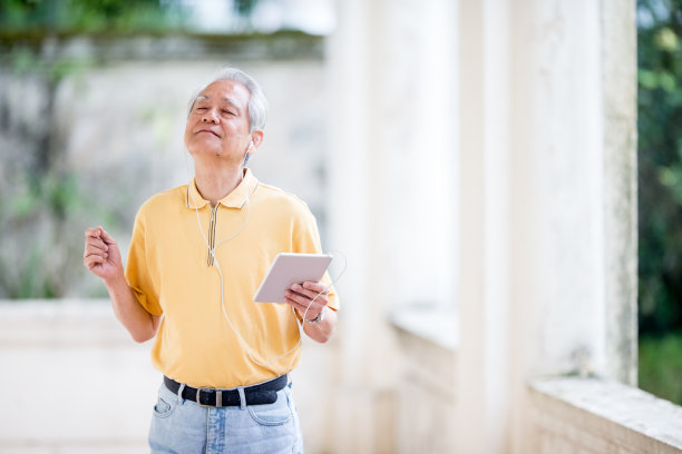年长的亚洲人在听音乐图片下载