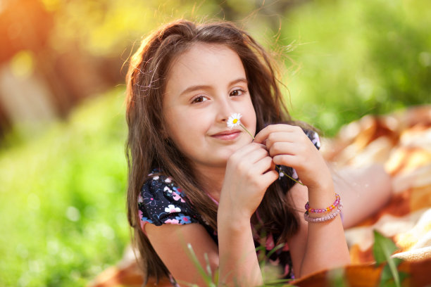 害羞的微笑图片下载