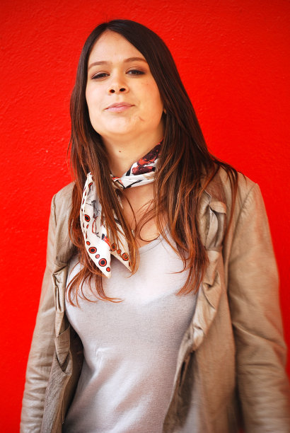 红色背景上的漂亮女人图片下载