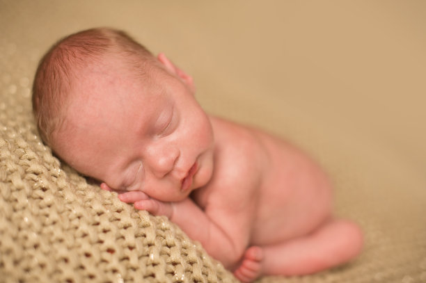 熟睡的早产儿新生儿图片下载