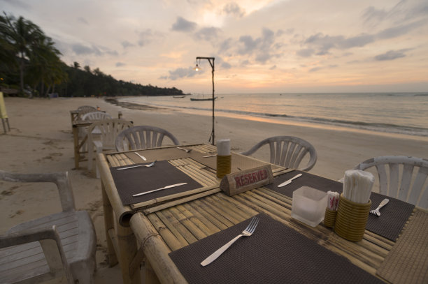 在海滩餐厅的桌子上保留的标志图片下载