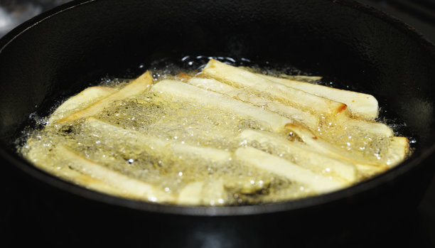 平底锅里的大块薯条图片下载