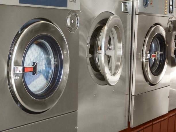 公共自助洗衣店的一排商业洗衣机。图片下载