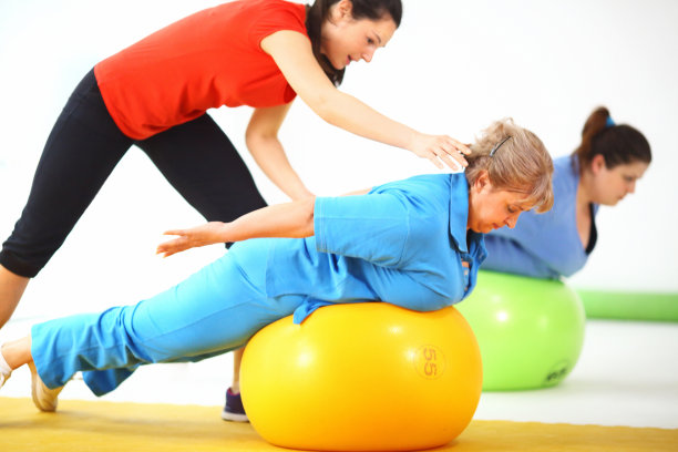 在健身房进行减肥运动。图片下载