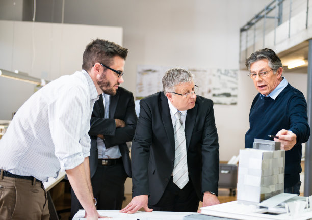 建筑师和客户在办公室图片下载