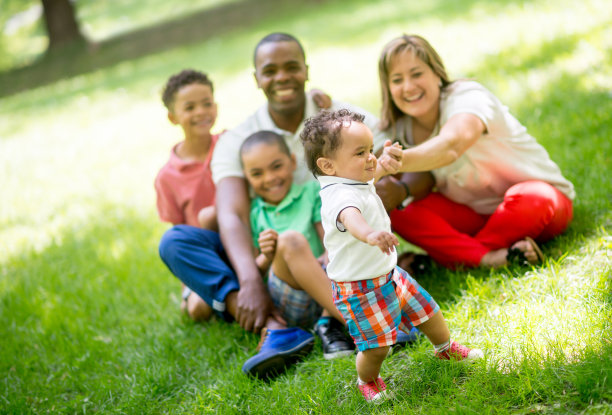 多民族家庭图片下载