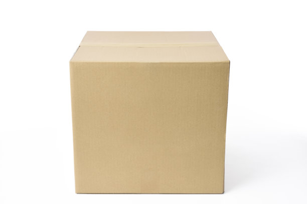 在白色背景上封闭的立方体纸箱的孤立镜头图片下载