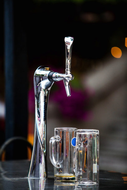 啤酒桶和啤酒杯图片下载