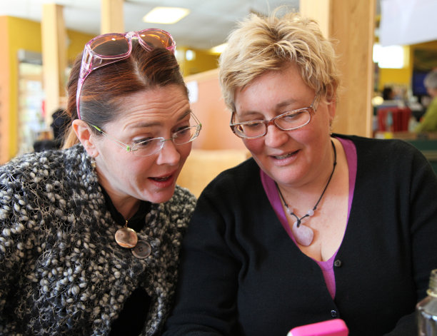 女性朋友一起惊讶地看着屏幕图片下载