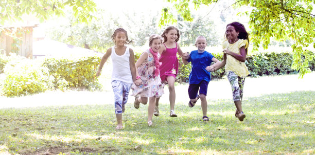 孩子们玩得开心图片下载