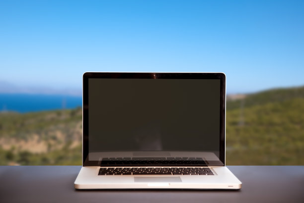 笔记本电脑前美丽的自然风景图片下载