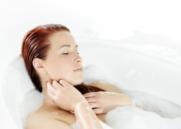 放松在浴缸里图片下载