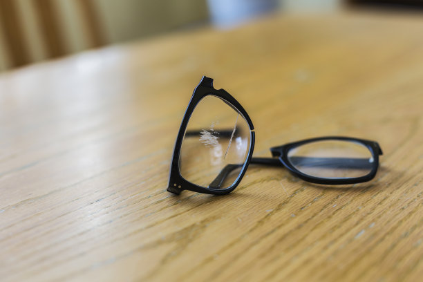 爷爷的破碎的眼镜图片下载