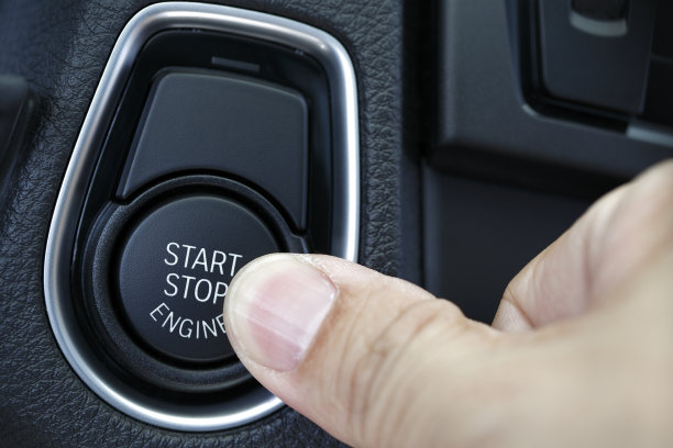 手指按下按钮发动汽车图片下载