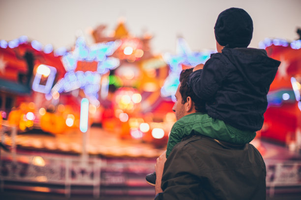 爸爸和我在游乐场图片下载