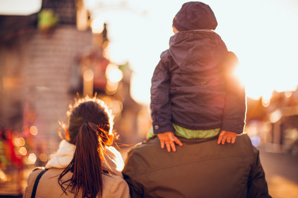 一家人在游乐场图片下载