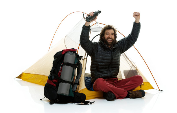 坐在帐篷里的快乐男性露营者图片下载