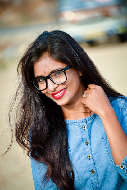 微笑的印度女性肖像图片下载