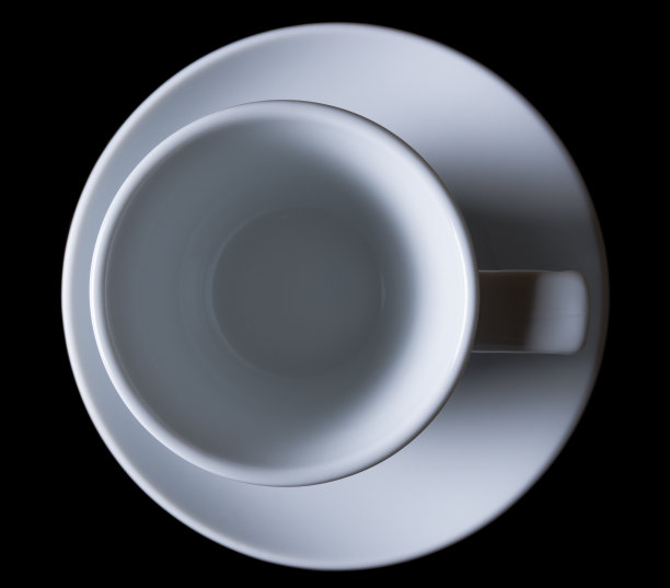 白色杯碟孤立在黑色上图片下载