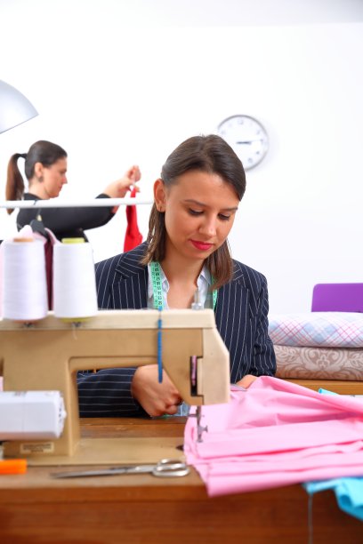 年轻的时装设计师在工作室图片下载