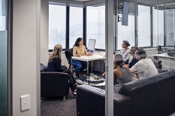 在办公室开会图片下载