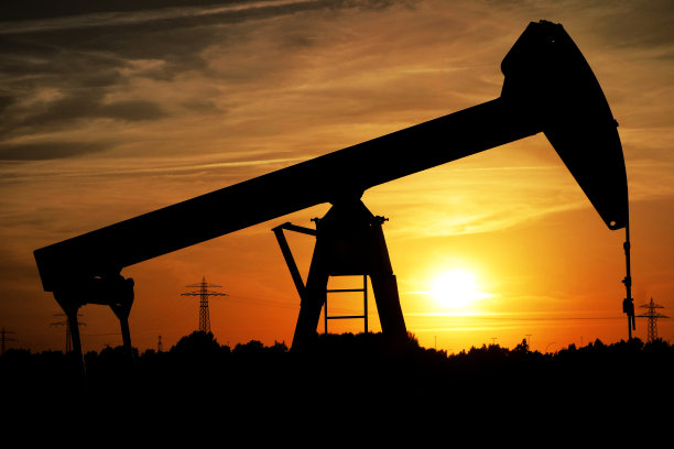 日落时分的抽油机剪影图片下载