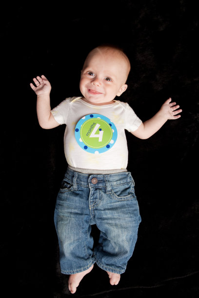 快乐的四个月大的小男孩图片下载