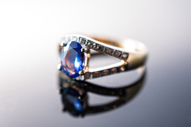 金色的戒指与蓝色红宝石的特写照片图片下载