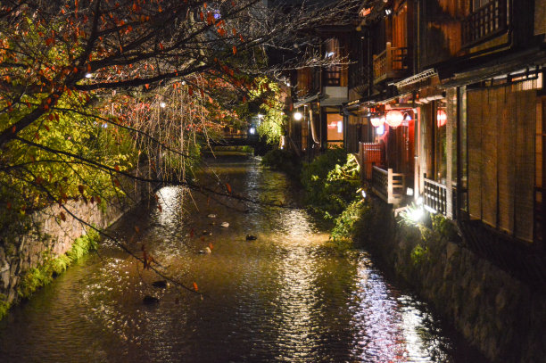 位于日本祗园的日本传统建筑旁边的水渠图片下载