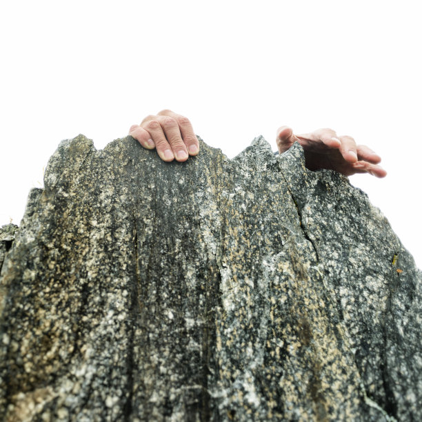 双手紧握，到达岩石顶峰图片下载