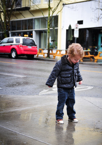 跳坑里图片下载