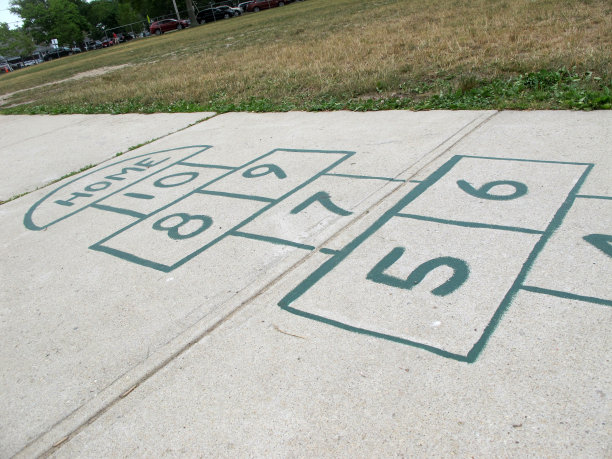 涂在水泥上的儿童跳跃板图片下载