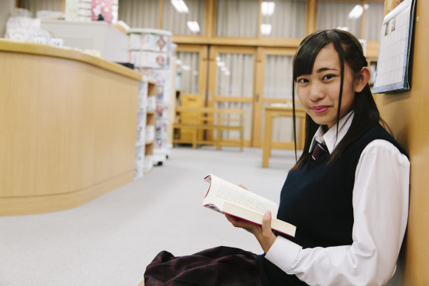 日本一所高中，女学生在学校图书馆看书图片下载