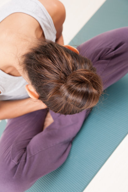 有魅力的女人在垫子上练习瑜伽图片下载