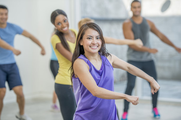 年轻人在舞蹈课上锻炼图片下载