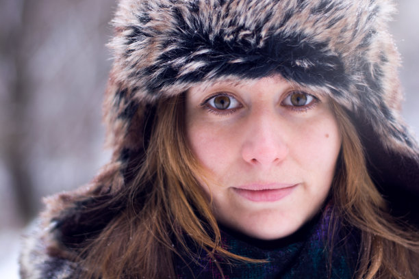 少女在冬天的大自然中图片下载